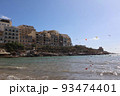 ヨーロッパの港町の海 93474401