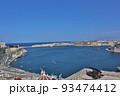 青空の中、上から見た湾 93474412