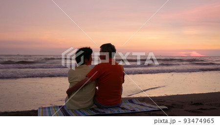 silhouette elderly couple chatting silhouette elderly couple chatting 93474965