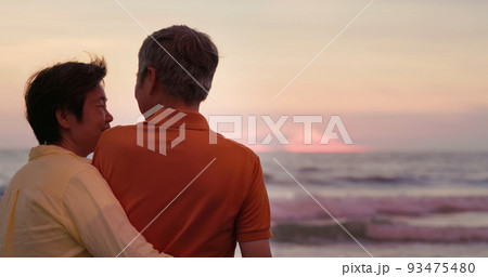 elderly couple take pictures elderly couple take pictures 93475480