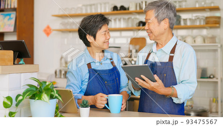 old couple open a cafe 93475567