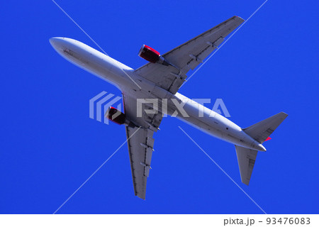 青空の中を離陸する民間機 93476083