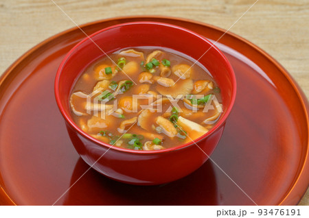 なめこの味噌汁、和食、みそしる、ナメコと豆腐の御味噌汁、赤だし味噌。 93476191