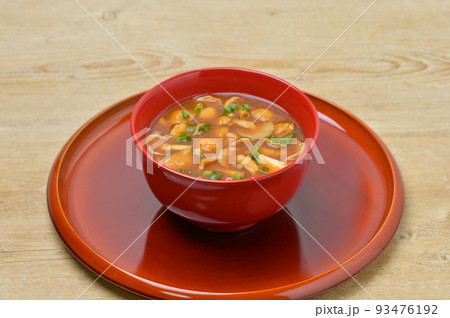 なめこの味噌汁、和食、みそしる、ナメコと豆腐の御味噌汁、赤だし味噌。 93476192