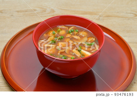 なめこの味噌汁、和食、みそしる、ナメコと豆腐の御味噌汁、赤だし味噌。 なめこの味噌汁、和食、みそしる、ナメコと豆腐の御味噌汁、赤だし味噌。 93476193