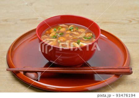 なめこの味噌汁、和食、みそしる、ナメコと豆腐の御味噌汁、赤だし味噌。 なめこの味噌汁、和食、みそしる、ナメコと豆腐の御味噌汁、赤だし味噌。 93476194