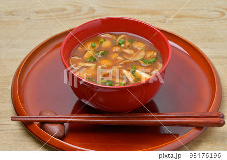 なめこの味噌汁、和食、みそしる、ナメコと豆腐の御味噌汁、赤だし味噌。 93476196