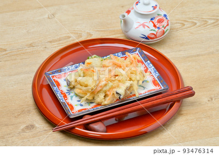野菜のかき揚げ、かきあげ、天ぷら、天麩羅料理、和食、野菜料理。玉ねぎ、人参、ごぼうなど。市販品です。 93476314