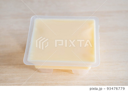 容器に入った玉子豆腐 容器に入った玉子豆腐 93476779