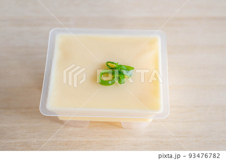 容器に入った玉子豆腐 93476782