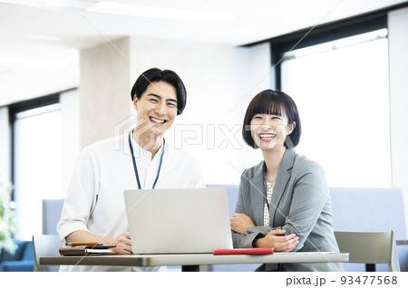 ビジネス 男女 カメラ目線 笑顔 ポートレート ビジネス 男女 カメラ目線 笑顔 ポートレート 93477568
