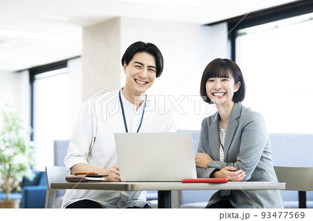 ビジネス　男女　カメラ目線　笑顔　ポートレート 93477569