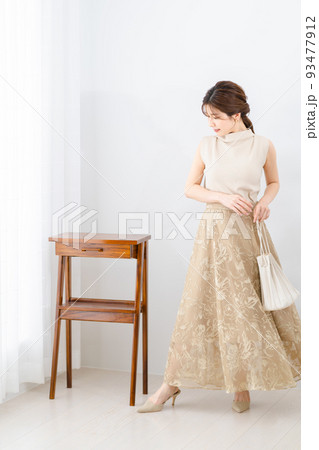 ポートレート（若い女性 93477912