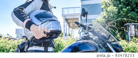 大型アメリカンバイクで横浜をツーリングする女性ライダーのイメージカット 93478233