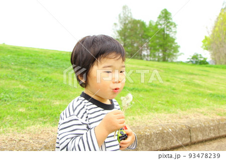 公園で遊ぶ男の子 公園で遊ぶ男の子 93478239