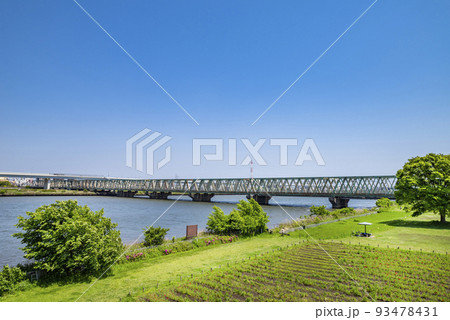 荒川河川敷と平井運動公園の風景 荒川河川敷と平井運動公園の風景 93478431