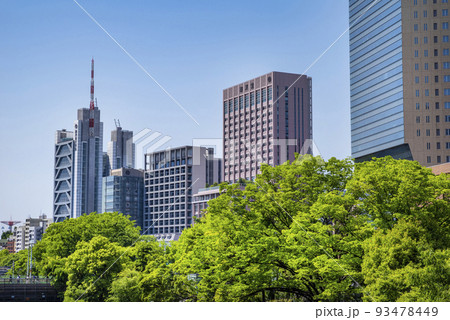 JR「御茶ノ水」駅前「順天堂大学」のビルディング 93478449