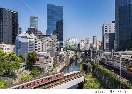 御茶ノ水・聖橋からの眺望・地上を走る東京メトロ丸ノ内線の車両(2022年5月) 御茶ノ水・聖橋からの眺望・地上を走る東京メトロ丸ノ内線の車両(2022年5月) 93478452