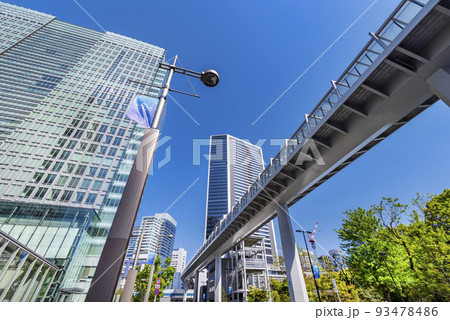 「浜松町」駅前から「東京ポートシティ竹芝」へ続く歩行者デッキ 93478486