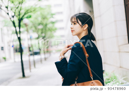 街を歩く若い女性 93478960
