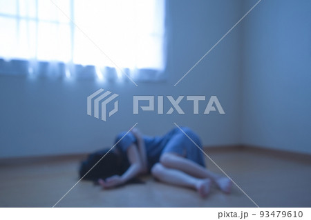 うずくまって苦しむ何かに困った女性 93479610