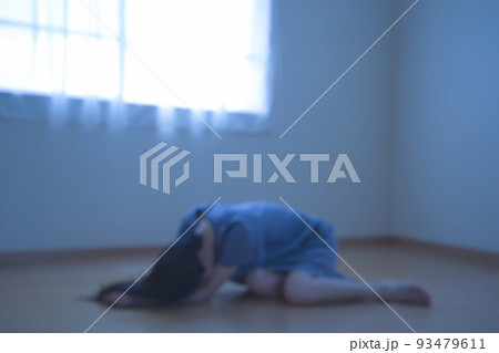 うずくまって苦しむ何かに困った女性 93479611