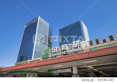 JR「田町」駅三田口のエントランスと「田町ステーションタワー」のビルディング 93481185