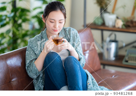女性　リビング　ライフスタイル　ニューノーマル 93481268