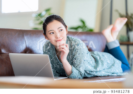 女性 リビング パソコン ライフスタイル ニューノーマル 女性 リビング パソコン ライフスタイル ニューノーマル 93481278