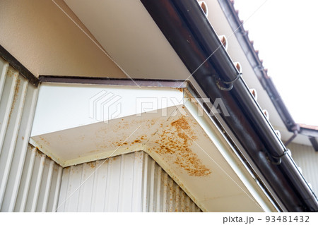 老朽化した住宅　庇　 93481432