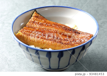白米の上に鰻の蒲焼きが乗ってるシンプルな鰻丼 93481453