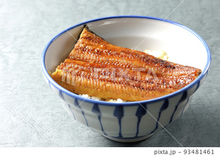 白米の上に鰻の蒲焼きが乗ってるシンプルな鰻丼 白米の上に鰻の蒲焼きが乗ってるシンプルな鰻丼 93481461