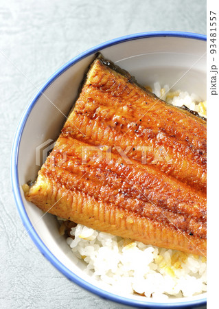 白米の上に鰻の蒲焼きが乗ってるシンプルな鰻丼を俯瞰で撮影 93481557