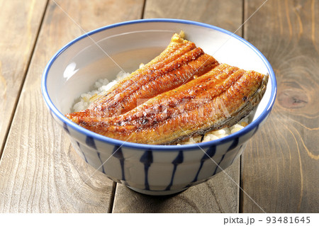 白米の上に鰻の蒲焼きが乗ってるシンプルな鰻丼 93481645