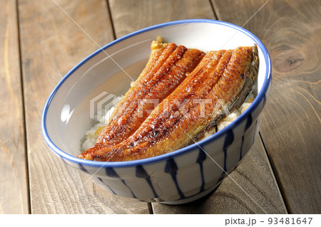 白米の上に鰻の蒲焼きが乗ってるシンプルな鰻丼 93481647