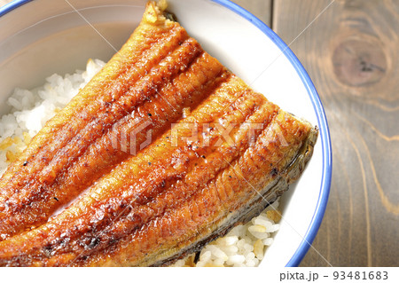 白米の上に鰻の蒲焼きが乗ってるシンプルな鰻丼を俯瞰で撮影 93481683