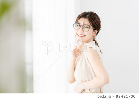 若い女性、メガネ、ノースリーブ、ロングヘア 93481700