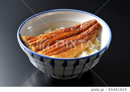 白米の上に鰻の蒲焼きが乗ってるシンプルな鰻丼を黒背景で撮影 白米の上に鰻の蒲焼きが乗ってるシンプルな鰻丼を黒背景で撮影 93481829