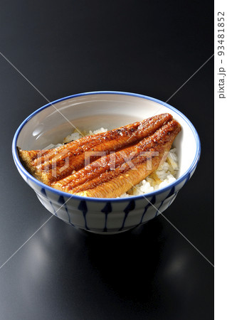 白米の上に鰻の蒲焼きが乗ってるシンプルな鰻丼を黒背景で撮影 白米の上に鰻の蒲焼きが乗ってるシンプルな鰻丼を黒背景で撮影 93481852