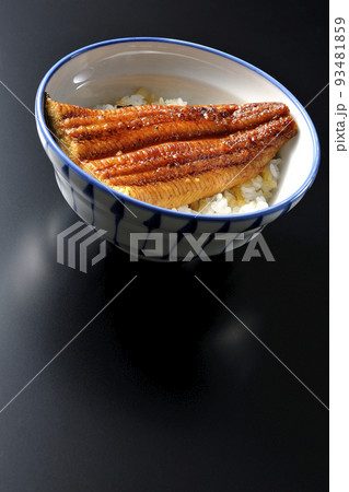 白米の上に鰻の蒲焼きが乗ってるシンプルな鰻丼を黒背景で撮影 93481859