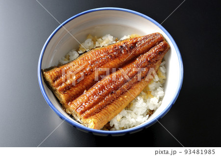 白米の上に鰻の蒲焼きが乗ってるシンプルな鰻丼を黒背景で俯瞰撮影 白米の上に鰻の蒲焼きが乗ってるシンプルな鰻丼を黒背景で俯瞰撮影 93481985