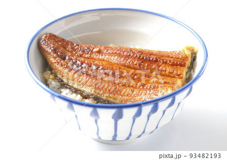 白米の上に鰻の蒲焼きが乗ってるシンプルな鰻丼を白背景で撮影 白米の上に鰻の蒲焼きが乗ってるシンプルな鰻丼を白背景で撮影 93482193