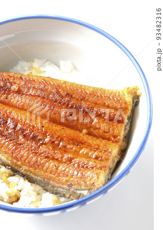白米の上に鰻の蒲焼きが乗ってるシンプルな鰻丼を白背景で俯瞰撮影 白米の上に鰻の蒲焼きが乗ってるシンプルな鰻丼を白背景で俯瞰撮影 93482316