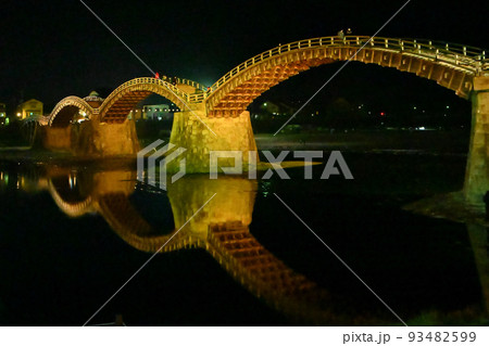 岩国市錦帯橋と桜の夜景 岩国市錦帯橋と桜の夜景 93482599