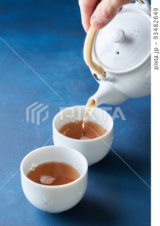 湯呑みに注いだほうじ茶 93482649