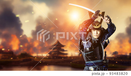 炎上する城郭と刀を抜くサムライ　時代劇イメージ　戦国時代 93483820