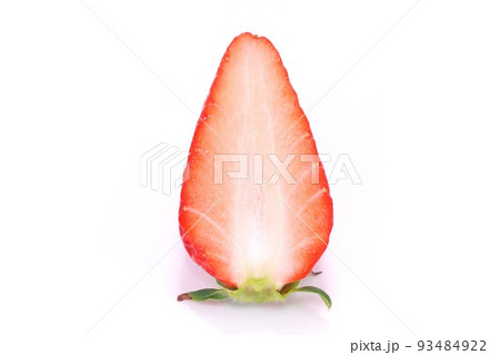 イチゴの断面　カット　章姫　あきひめ　静岡県産　明るい背景 93484922
