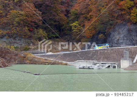 八汐湖畔を走る水陸両用バス 93485217