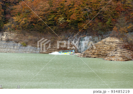 八汐湖に浸水する水陸両用バス 93485219