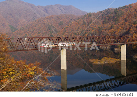 紅葉の山と五十里湖と会津鬼怒川線の湯西川橋梁と電車 93485231